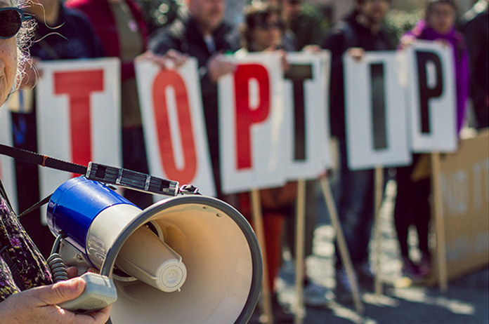 Manifestación contra el tratado de comercio TTIP en Bristol en 2015. Foto: Global Justice Now (CC BY 2.0)