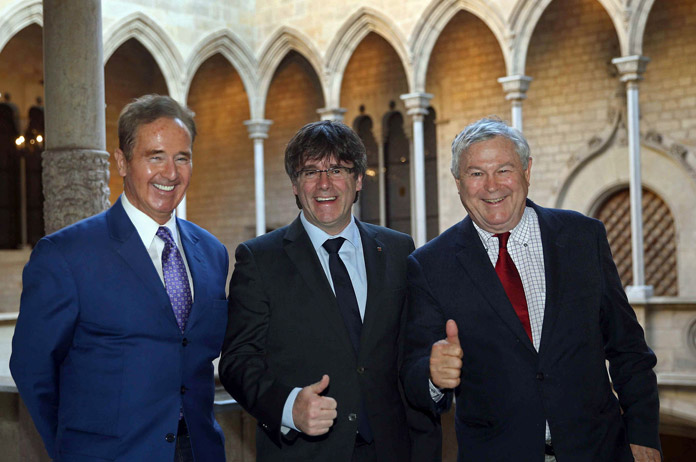 Carles Puigdemont, con los congresistas de EEUU Brian Higgins (i) y Dana Rohrabacher (d). | FOTO: Toni Albir EFE - El Español