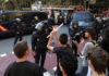 Policia en la sede de la CUP | FOTO: Huffingtonpost