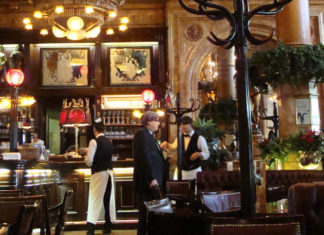 Puigdemont tomando café en Bruselas (Montaje fotográfico)