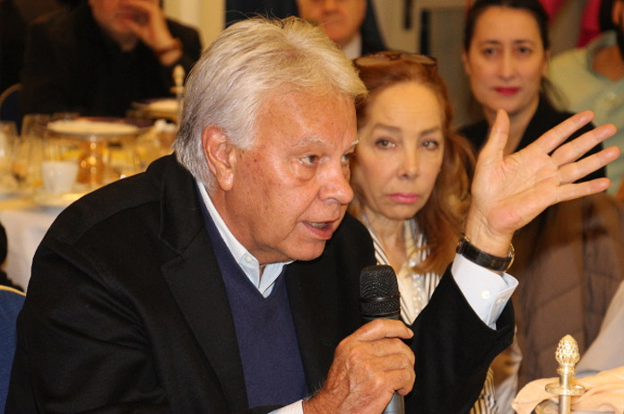 Felipe González interviniendo en el Foro de la Nueva Comunicación