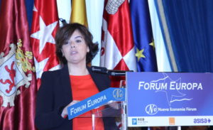 Soraya Sáenz de Santamaría presentando a Antonio Silván en el Fórum Europa