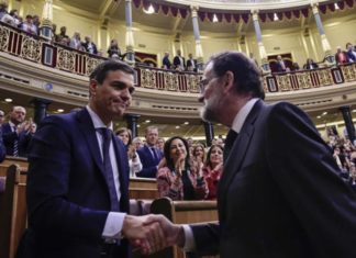 El saludo entre Pedro Sánchez y Mariano Rajoy que dio fin a la moción de censura. | FOTO: Pierre-Philippe Marcou vía Merca2