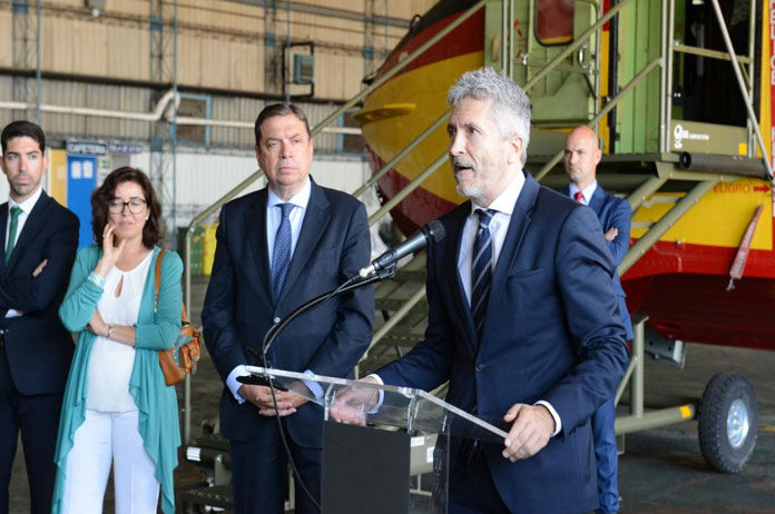 Grande-Marlaska visita junto al ministro de Agricultura y el comisario de Ayuda Humanitaria los aviones españoles de la primera flota europea de lucha contra incendios / Ministerio del Interior