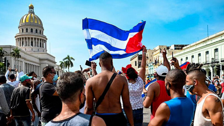 Látigo para imponer silencio en la mazmorra cubana