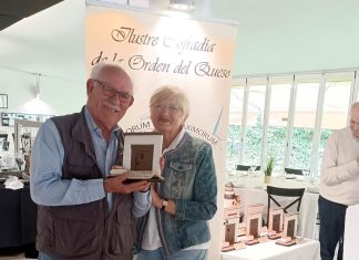 Abel Cádiz recoge un premio de la Ilustre Cofradía de la Orden del Queso