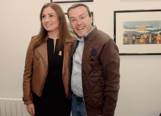 FOTO: Lara Garlito y Gallardo se saludan tras las primarias del PSOE de Extremadura | JORGE ARMESTAR / EUROPA PRESS