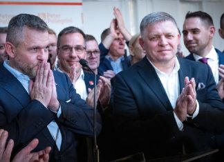 El candidato presidencial Peter Pellegrini (Izquierda) y el primer ministro eslovaco Robert Fico (Derecha) hablan con los periodistas tras el anuncio de la victoria de Pellegrini en la segunda vuelta de las elecciones presidenciales eslovacas, el 6 de abril de 2024 en Bratislava, Eslovaquia | VLADIMIR SIMICEK/AFP