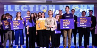 La presidenta de la Comisión Europea y principal candidata del PPE, Ursula von der Leyen, pronuncia un discurso durante una velada electoral del PPE tras la votación para las elecciones al Parlamento Europeo, en Bruselas, el 9 de junio de 2024 | JOHN THYS/AFP