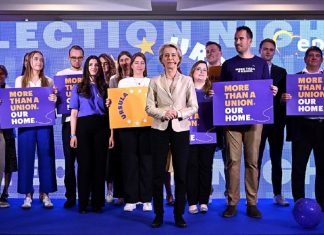 La presidenta de la Comisión Europea y principal candidata del PPE, Ursula von der Leyen, pronuncia un discurso durante una velada electoral del PPE tras la votación para las elecciones al Parlamento Europeo, en Bruselas, el 9 de junio de 2024 | JOHN THYS/AFP