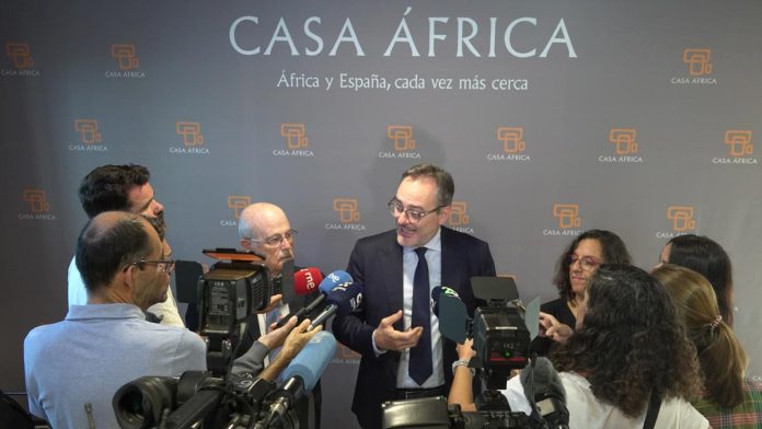 El vicepresidente del Centro de Desarrollo de la OCDE, Federico Bonaglia, atiende a los medios de comunicación este pasado miércoles en Casa África. 