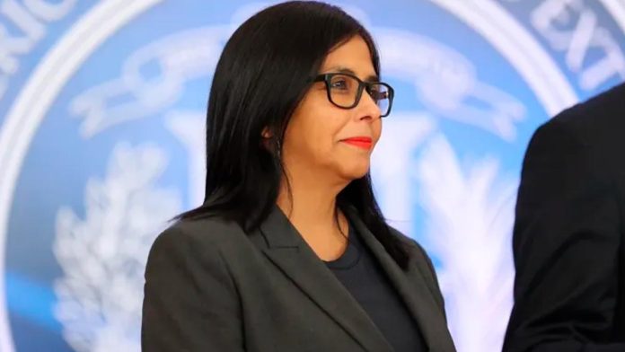 Delcy Rodríguez, la de las maletas, ejecutora de la coacción contra Edmundo González en la embajada de España en Venezuela