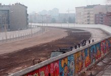 Esta imagen del Muro de Berlín fue tomada en 1986 por Thierry Noir en Bethaniendamm en Berlín-Kreuzberg. | Wikipedia | Noir