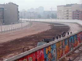 Esta imagen del Muro de Berlín fue tomada en 1986 por Thierry Noir en Bethaniendamm en Berlín-Kreuzberg. | Wikipedia | Noir