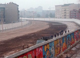 Esta imagen del Muro de Berlín fue tomada en 1986 por Thierry Noir en Bethaniendamm en Berlín-Kreuzberg. | Wikipedia | Noir