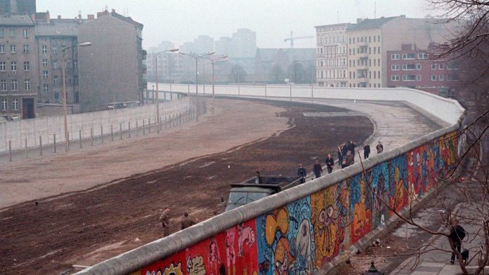 Esta imagen del Muro de Berlín fue tomada en 1986 por Thierry Noir en Bethaniendamm en Berlín-Kreuzberg. | Wikipedia | Noir