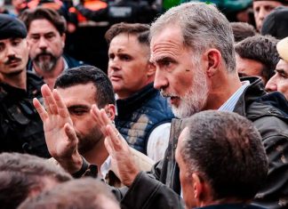 El Rey Felipe VI pidiendo calma y tratando de dialogar con los afectados por la Dana en Paiporta | Foto: EP