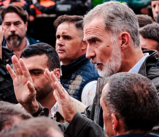 El Rey Felipe VI pidiendo calma y tratando de dialogar con los afectados por la Dana en Paiporta | Foto: EP