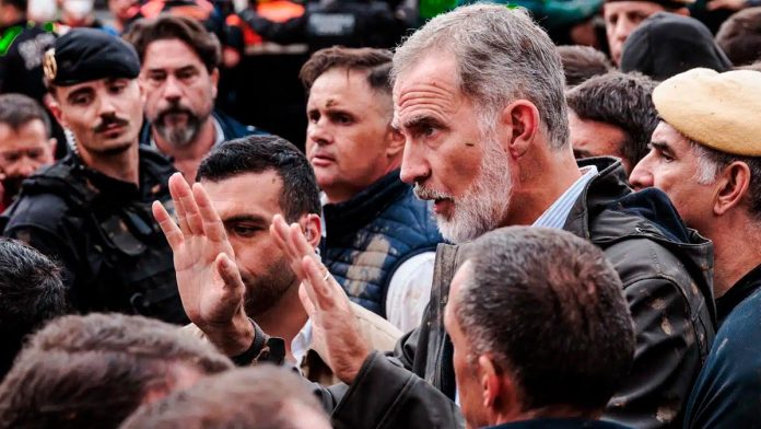 El Rey Felipe VI pidiendo calma y tratando de dialogar con los afectados por la Dana en Paiporta | Foto: EP