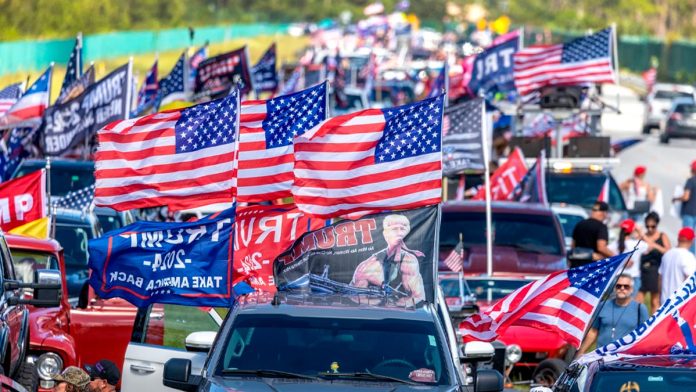 Seguidores de Donald Trump en West Palm Beach, Florida | CRISTOBAL HERRERA - ULASHKEVICH | Agencia EFE