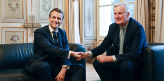 Emmanuel Macron y Michel Barnier