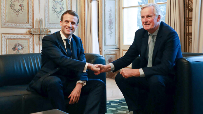 Emmanuel Macron y Michel Barnier