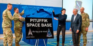 La base de Thule se rebautizó como base espacial Pituffik por el jefe de la Fuerza Espacial, general Saltzman, la ministra de Exteriores de Groenlandia, Vivian Motzfeldt, y el embajador de Washington en Dinamarca, Alan Leventhal - PHOTO/US SpaceForce-Kaitlin Castillo