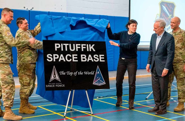 La base de Thule se rebautizó como base espacial Pituffik por el jefe de la Fuerza Espacial, general Saltzman, la ministra de Exteriores de Groenlandia, Vivian Motzfeldt, y el embajador de Washington en Dinamarca, Alan Leventhal - PHOTO/US SpaceForce-Kaitlin Castillo